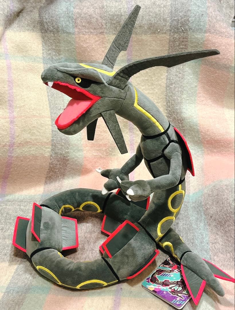 ポケモン ぬいぐるみ 黒いレックウザ　ポケモンセンター 黒いレックウザ」がポケモンセンターにも光臨！可愛くて凛々しい
